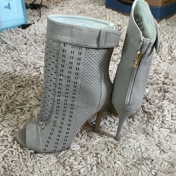 Womans size 7 mid calf boot! Color -light gray back zipper - Picture 6 of 6